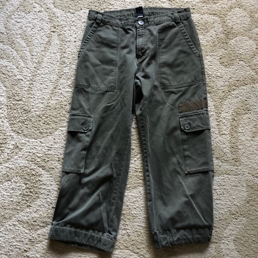 Gap Army Green Cropped Cargo Pants.